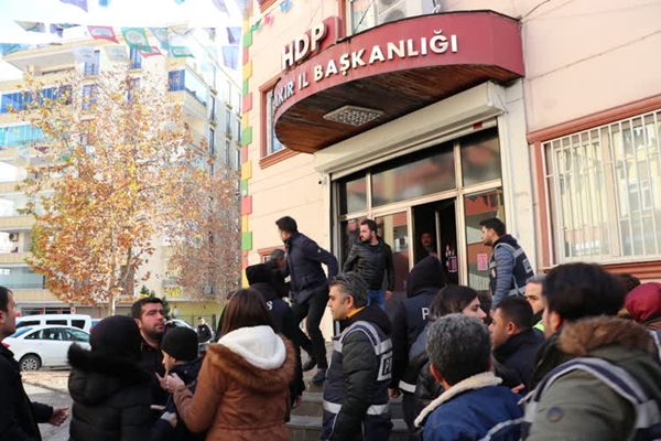 Foto - Evlat nöbetindeki babadan HDP'ye Türk bayraklı tepki