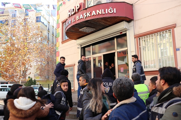Evlat nöbetindeki babadan HDP'ye Türk bayraklı tepki