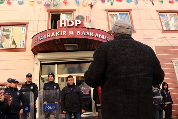 Foto - Evlat nöbetindeki babadan HDP'ye Türk bayraklı tepki