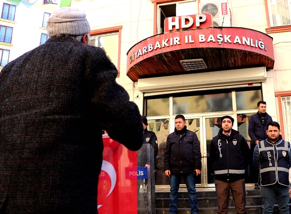 Foto - Evlat nöbetindeki babadan HDP'ye Türk bayraklı tepki