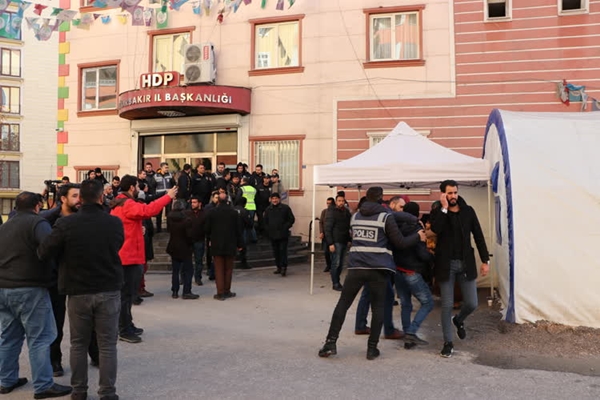Foto - Evlat nöbetindeki babadan HDP'ye Türk bayraklı tepki