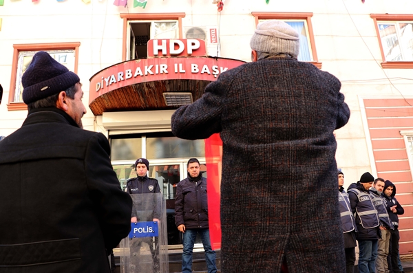 Foto - Evlat nöbetindeki babadan HDP'ye Türk bayraklı tepki