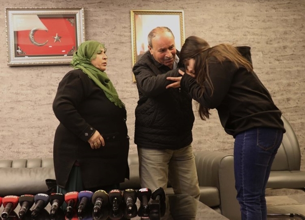 Foto - Evlat nöbetinin zaferi! Terör örgütünün elinden kurtulan Mekiye yaşadıklarını anlattı