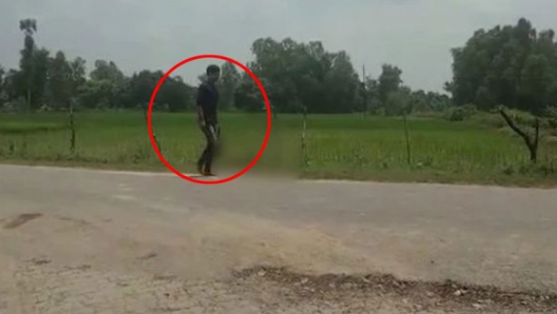 Foto - Evlenmek istedi diye kız kardeşinin kafasını kesti! Elinde gezdirdiği kesik başı görenlerin kanı dondu