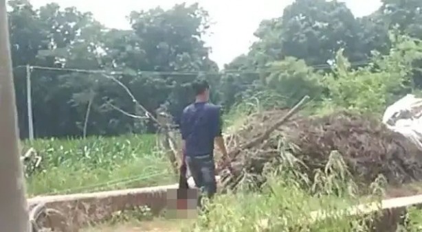 Foto - Evlenmek istedi diye kız kardeşinin kafasını kesti! Elinde gezdirdiği kesik başı görenlerin kanı dondu