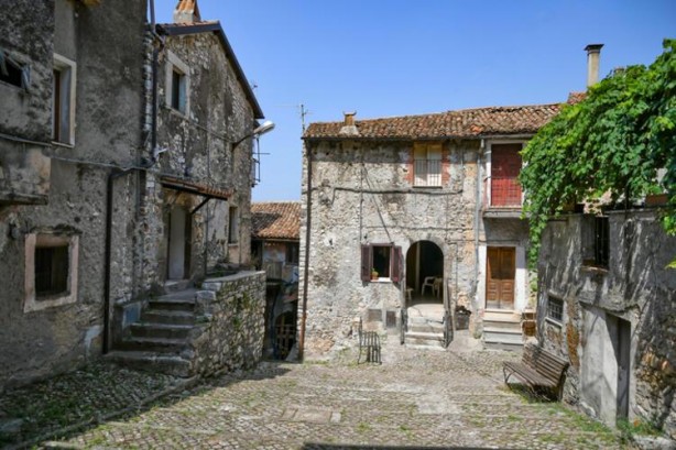 Foto - Evler 1 Euro'ya satılıyor! Tek şart var 