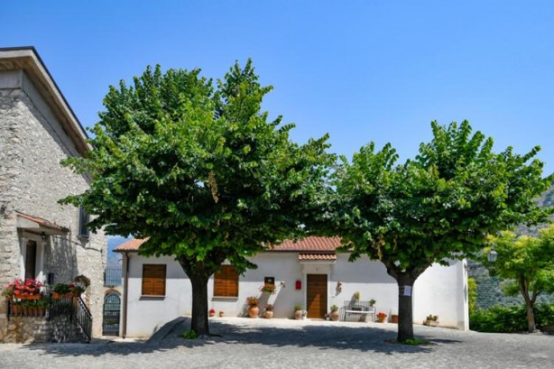 Foto - Evler 1 Euro'ya satılıyor! Tek şart var 