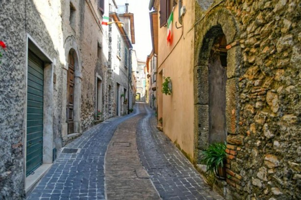 Foto - Evler 1 Euro'ya satılıyor! Tek şart var 