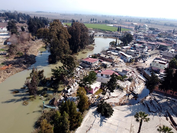 Evler 5 metre kaydı! Gören bir kez daha bakıyor
