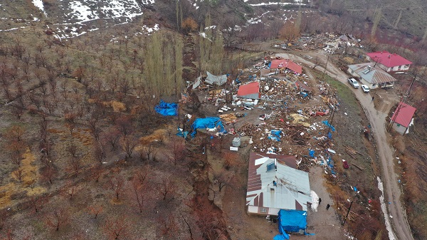 Foto - Evler 7 metre kaydı! Göksun’un son hali görüntülendi