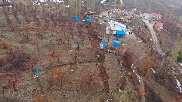 Foto - Evler 7 metre kaydı! Göksun’un son hali görüntülendi