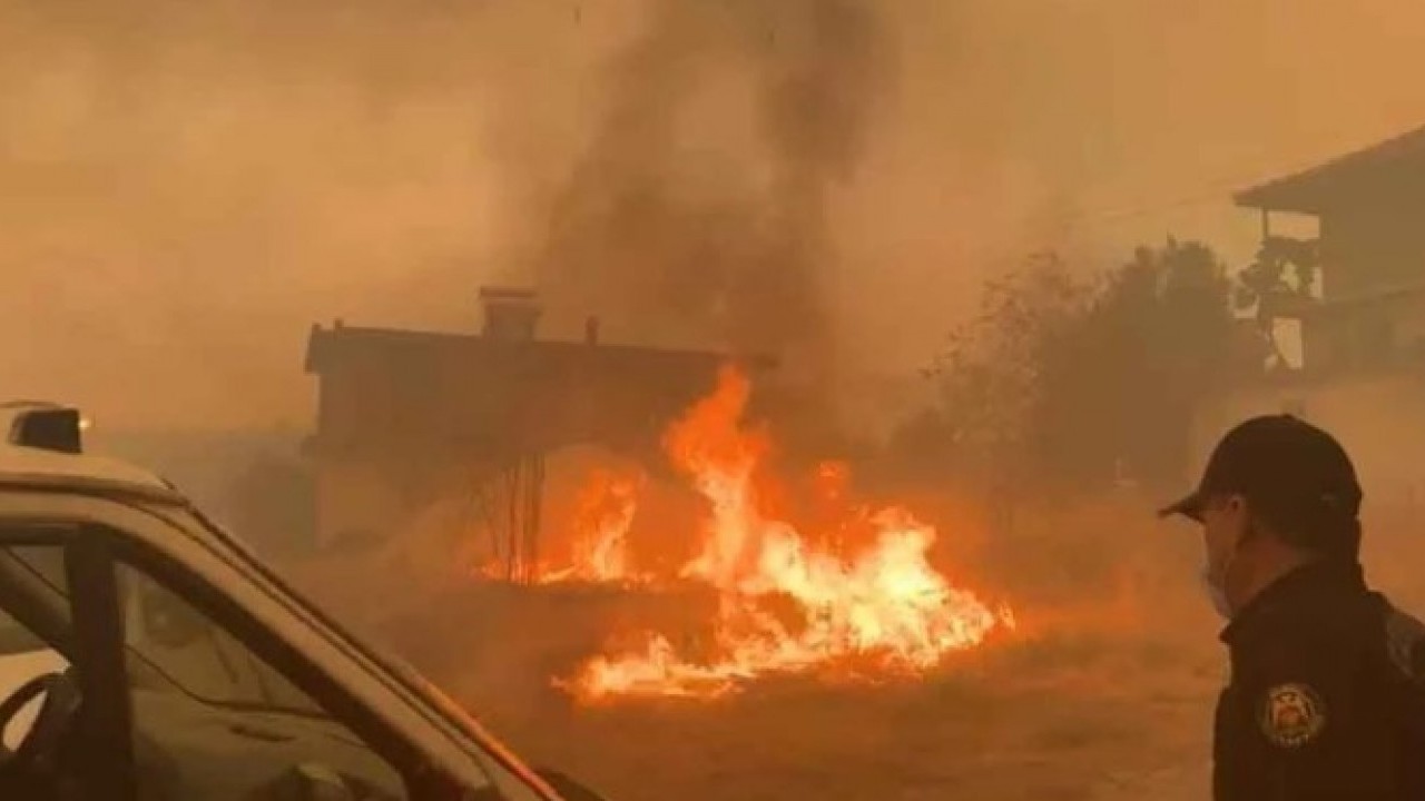 Foto - Evler cayır cayır yanıyor! Denizli-Aydın hattında yangın kontrolden çıktı