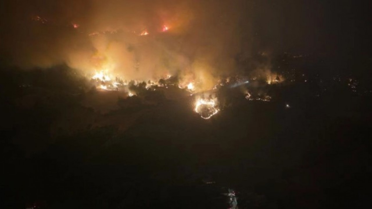 Evler cayır cayır yanıyor! Denizli-Aydın hattında yangın kontrolden çıktı