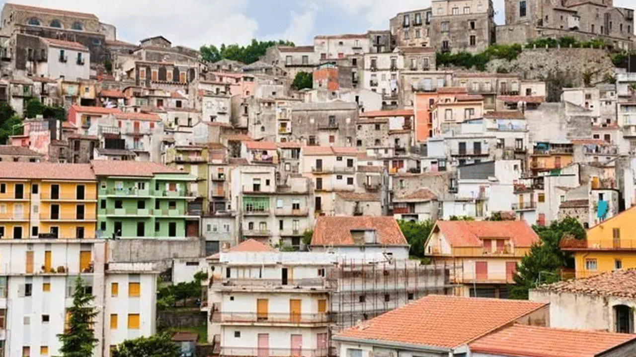 Foto - Evleri 1 Euro'dan satıyorlar: Belediye başkanı şartları açıkladı!