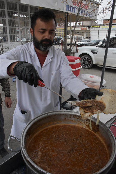 Foto - Evleri, iş yerleri yıkıldı! Baba-oğul artık geçimlerini böyle sağlıyor