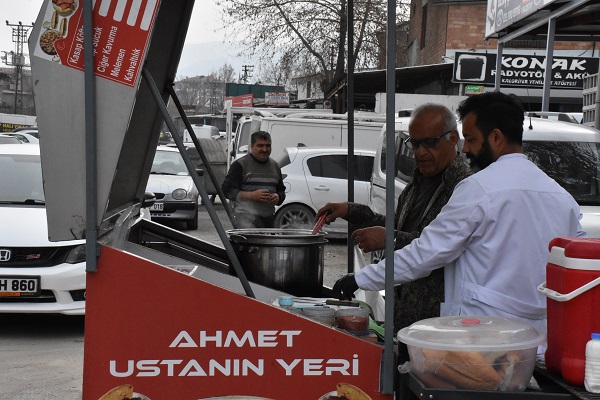 Foto - Evleri, iş yerleri yıkıldı! Baba-oğul artık geçimlerini böyle sağlıyor