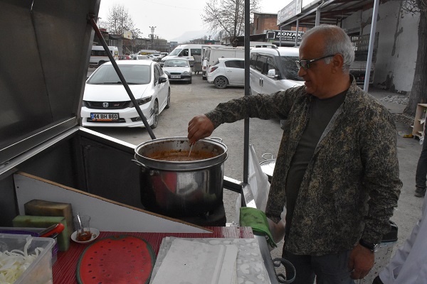 Foto - Evleri, iş yerleri yıkıldı! Baba-oğul artık geçimlerini böyle sağlıyor
