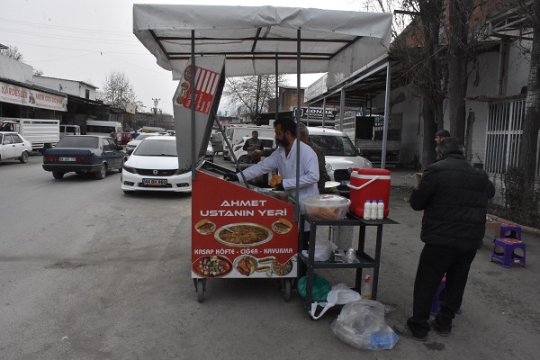 Foto - Evleri, iş yerleri yıkıldı! Baba-oğul artık geçimlerini böyle sağlıyor