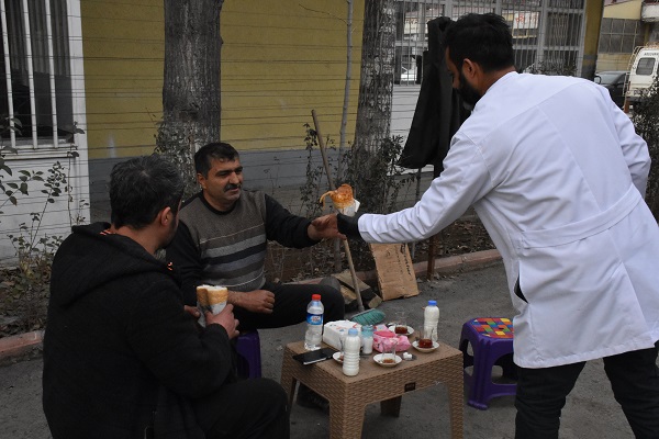 Foto - Evleri, iş yerleri yıkıldı! Baba-oğul artık geçimlerini böyle sağlıyor