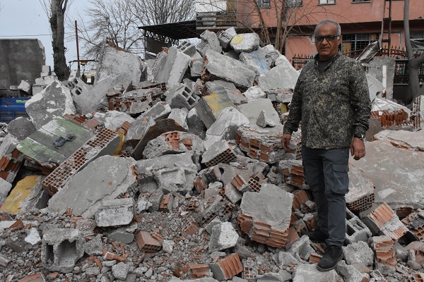 Evleri, iş yerleri yıkıldı! Baba-oğul artık geçimlerini böyle sağlıyor