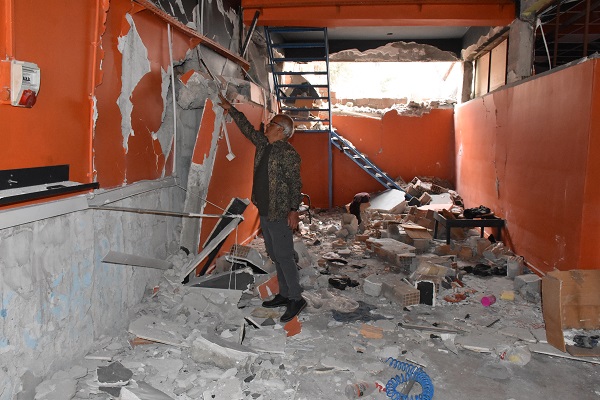 Foto - Evleri, iş yerleri yıkıldı! Baba-oğul artık geçimlerini böyle sağlıyor