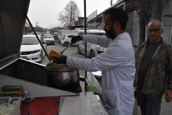 Foto - Evleri, iş yerleri yıkıldı! Baba-oğul artık geçimlerini böyle sağlıyor