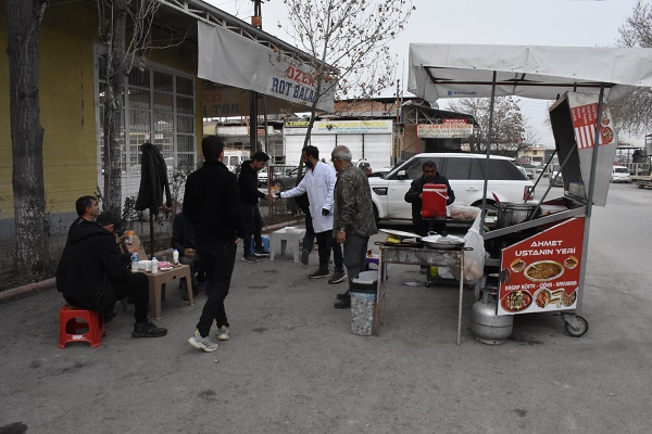 Foto - Evleri, iş yerleri yıkıldı! Baba-oğul artık geçimlerini böyle sağlıyor
