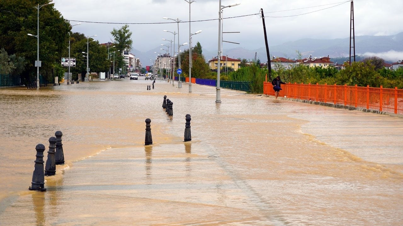 Foto - Evleri, tarım arazilerini su bastı, yollar kapandı! Turizm şehrimizden korkutan görüntüler