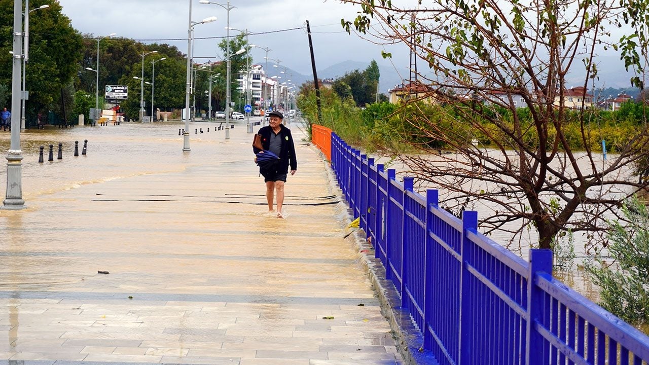 Foto - Evleri, tarım arazilerini su bastı, yollar kapandı! Turizm şehrimizden korkutan görüntüler