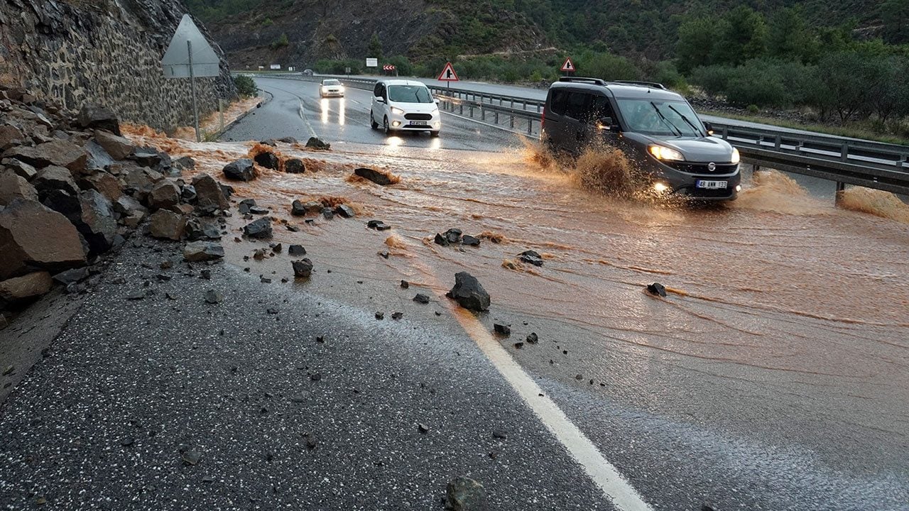 Foto - Evleri, tarım arazilerini su bastı, yollar kapandı! Turizm şehrimizden korkutan görüntüler