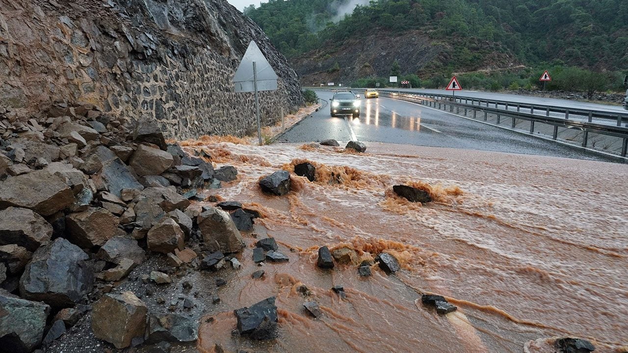 Foto - Evleri, tarım arazilerini su bastı, yollar kapandı! Turizm şehrimizden korkutan görüntüler