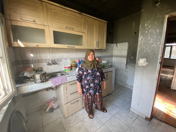 Foto - Evleri yanan aile balkonda yaşıyor! 'Kur'an-ı Kerim dışında her şey yandı'