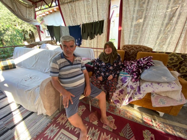 Foto - Evleri yanan aile balkonda yaşıyor! 'Kur'an-ı Kerim dışında her şey yandı'