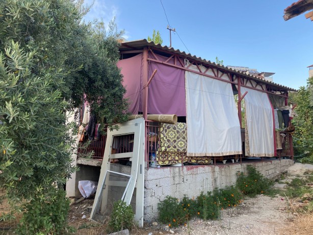 Foto - Evleri yanan aile balkonda yaşıyor! 'Kur'an-ı Kerim dışında her şey yandı'