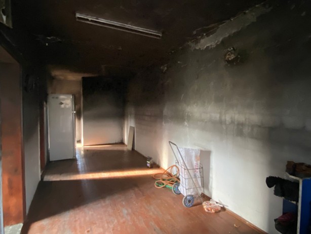 Foto - Evleri yanan aile balkonda yaşıyor! 'Kur'an-ı Kerim dışında her şey yandı'