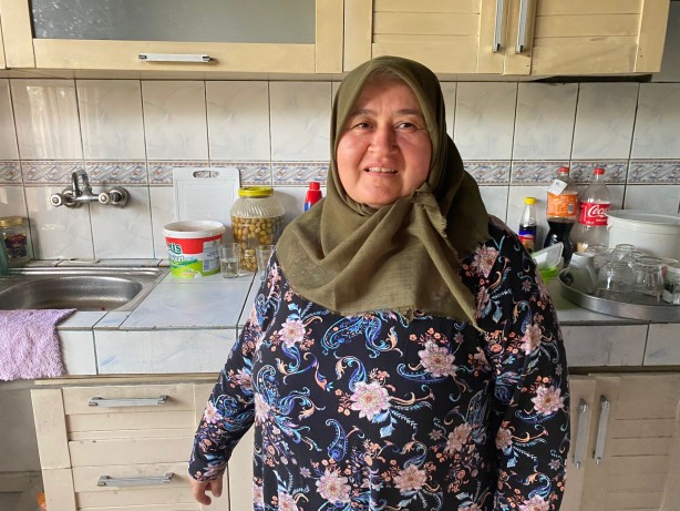 Evleri yanan aile balkonda yaşıyor! 'Kur'an-ı Kerim dışında her şey yandı'