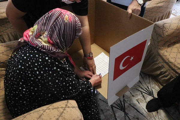 Foto - Evlerinden çıkamayan vatandaşlar seyyar sandıkla oy kullandı