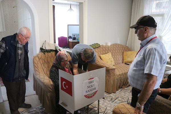Foto - Evlerinden çıkamayan vatandaşlar seyyar sandıkla oy kullandı