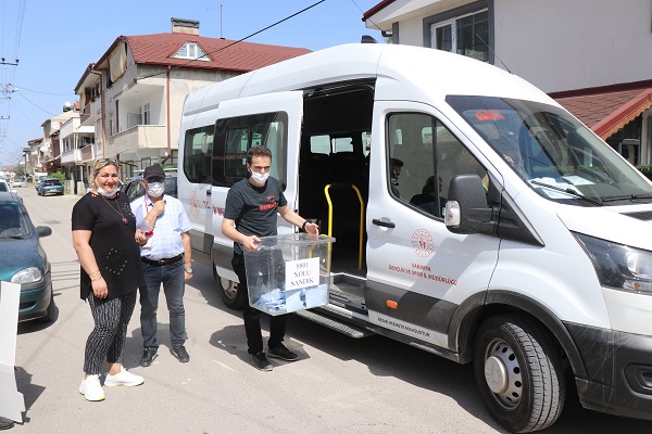 Foto - Evlerinden çıkamayan vatandaşlar seyyar sandıkla oy kullandı