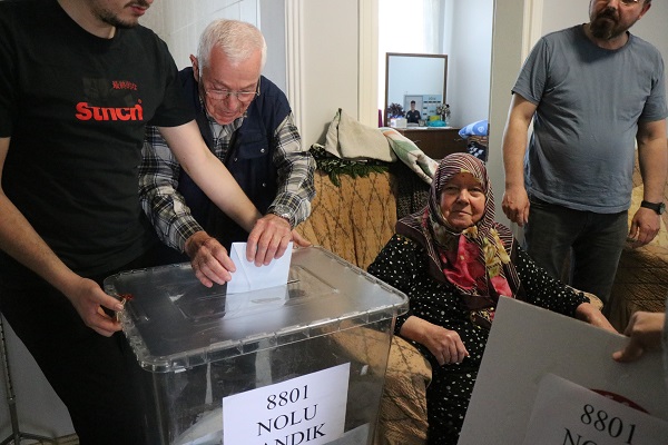 Foto - Evlerinden çıkamayan vatandaşlar seyyar sandıkla oy kullandı
