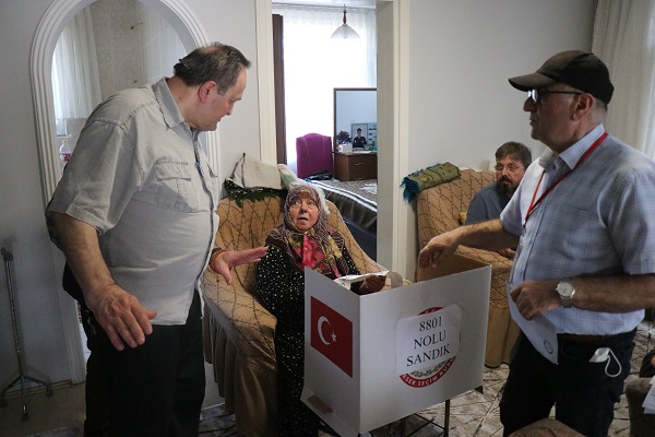 Foto - Evlerinden çıkamayan vatandaşlar seyyar sandıkla oy kullandı