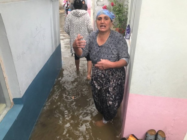 Foto - Evlerini su basan vatandaşlardan CHP'li belediye başkanına tepki: Hiçbir şeyle ilgilenmiyor