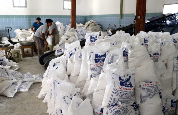 Foto - Evliya Çelebi'nin övgüyle bahsettiği alanda 3 bin yıldır su ekip tuz üretiyorlar