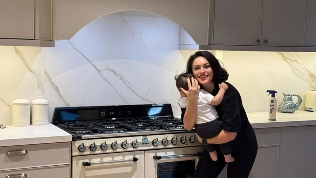 Foto - Evsizler Ezgi Mola'nın evine çöktü: 24-48 saat içinde tapuyu kaybedebilir