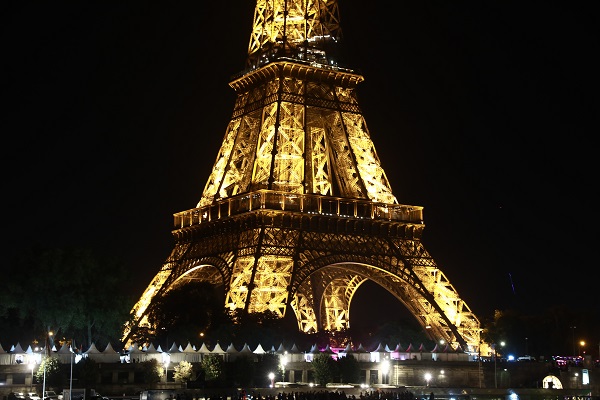 Foto - Eyfel Kulesi'nin ışıkları kapatıldı