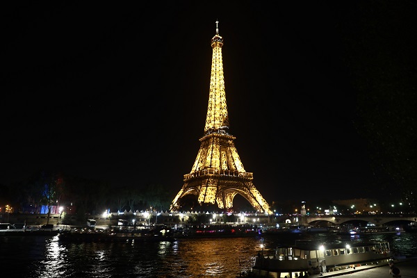 Eyfel Kulesi'nin ışıkları kapatıldı