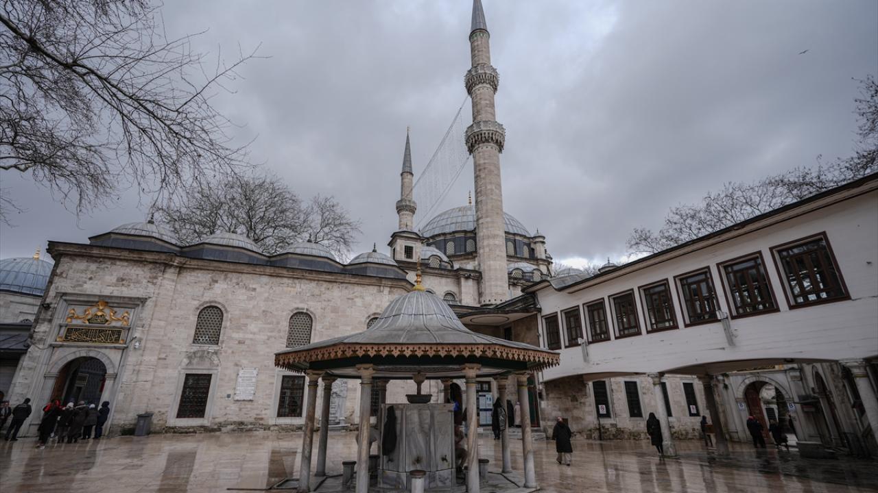 Eyüp Sultan: Osmanlı padişahlarının kılıç kuşandığı cami