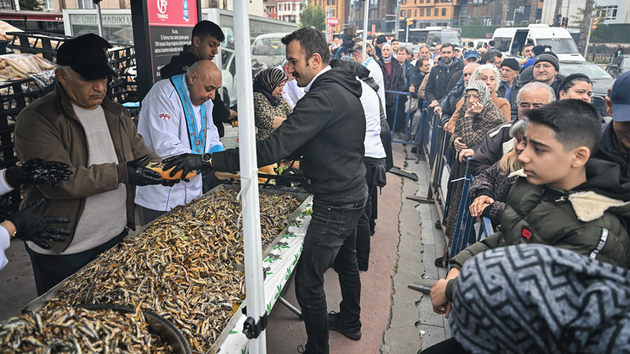 Eyüpsultan hamsiye doydu! Vatandaşlara 1 ton hamsi ikram edildi