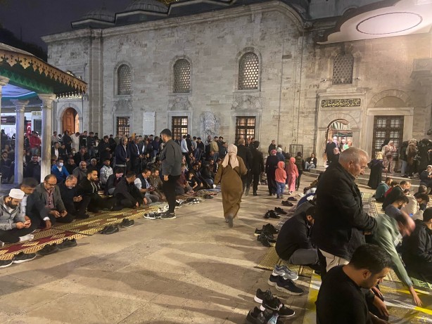 Foto - Eyüpsultan'da Mevlid Kandili coşkusu! Eller semaya açıldı