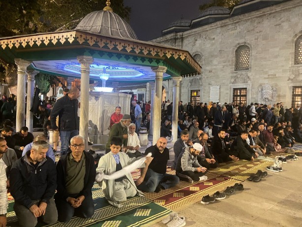 Eyüpsultan'da Mevlid Kandili coşkusu! Eller semaya açıldı